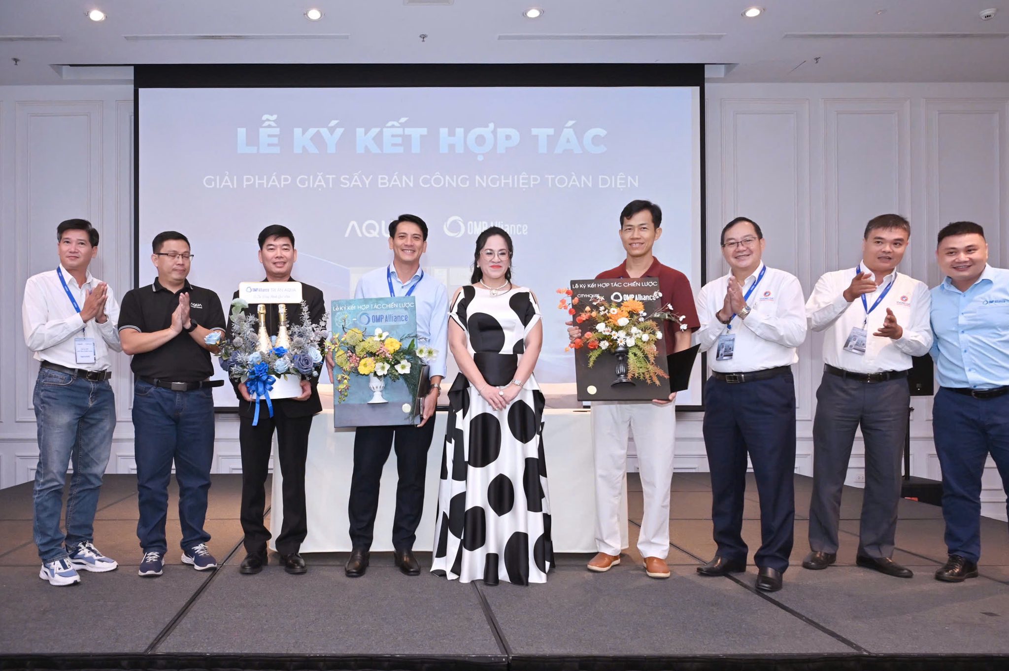 Các đối tác phân phối với OMP tại buổi ký kết