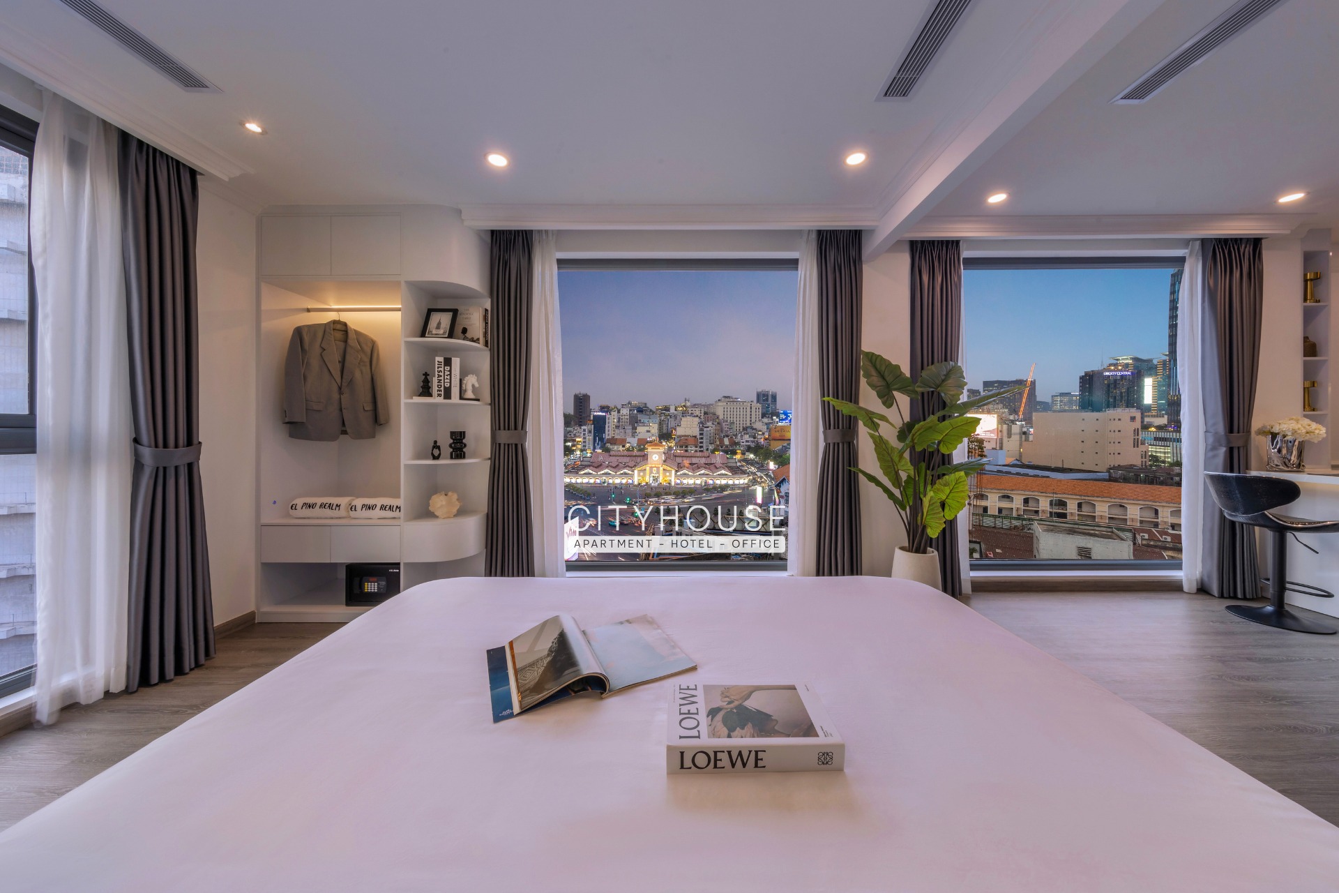 Tầm nhìn tháp đồng hồ Chợ Bến Thành từ phòng ngủ Junior Suite