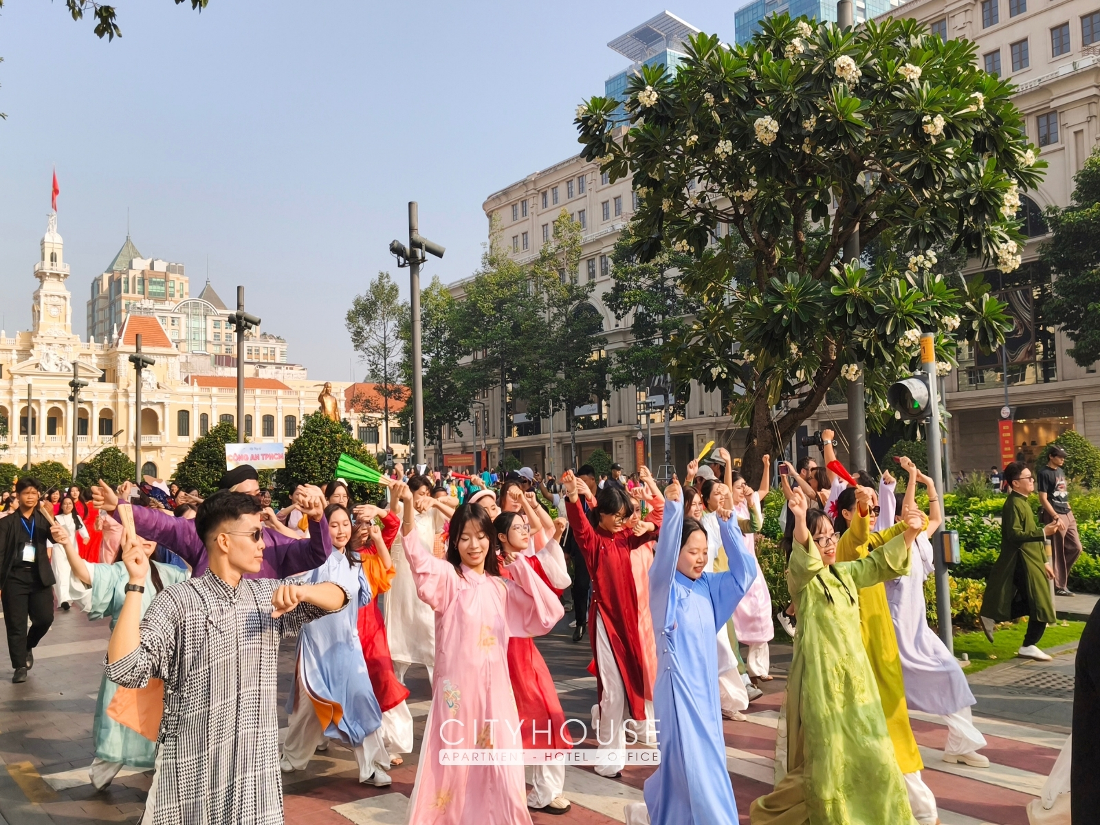 Đồng diễn áo dài tại Phố đi bộ Nguyễn Huệ 2026