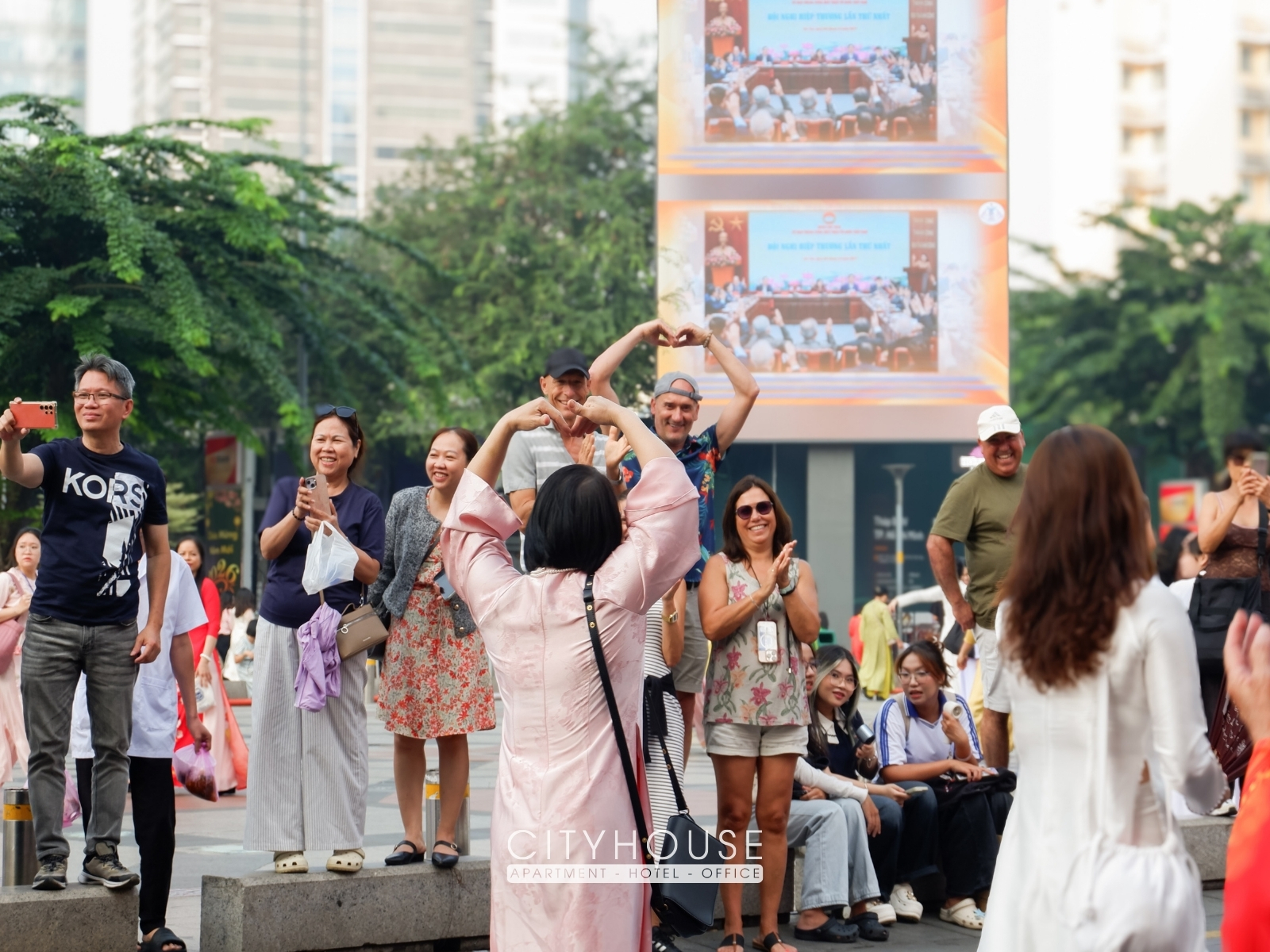 Đồng diễn áo dài tại Phố đi bộ Nguyễn Huệ 2026