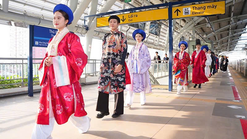 Trình diễn áo dài tại ga Metro Bến Thành-Suối Tiên tại Lễ hội áo dài Thành phố lần thứ 11.
