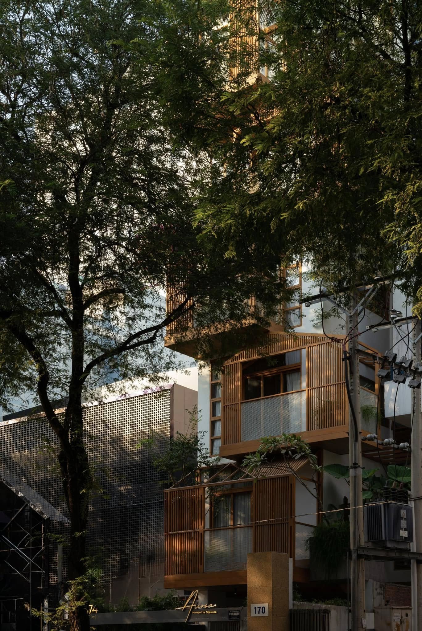 Góc ban công tại Ariosa nhìn ra phố thị Quận 3 với những biệt thự Pháp cổ