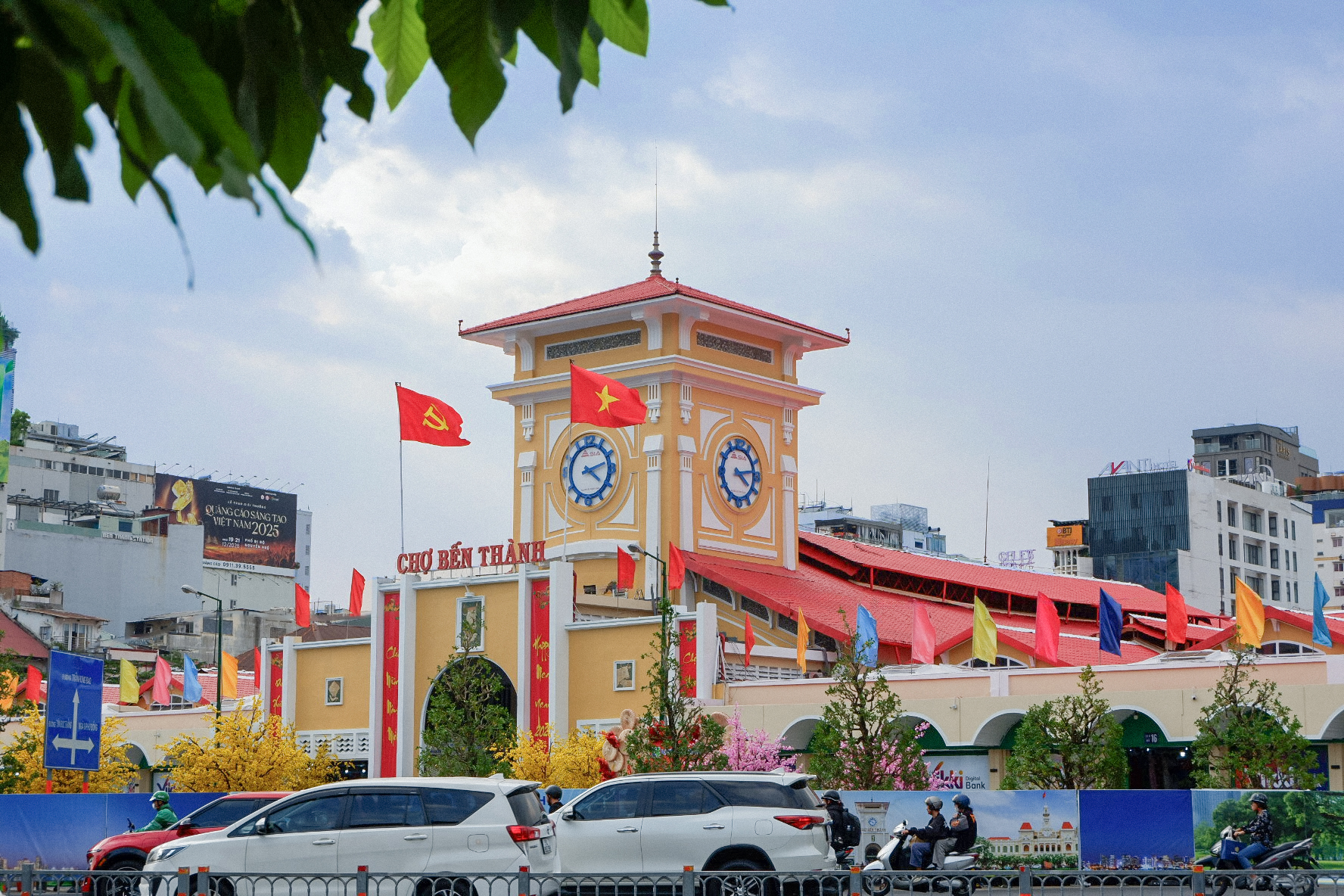 Chợ Bến Thành tân trang rực rỡ ngày xuân - Một góc nhìn di sản từ CityHouse