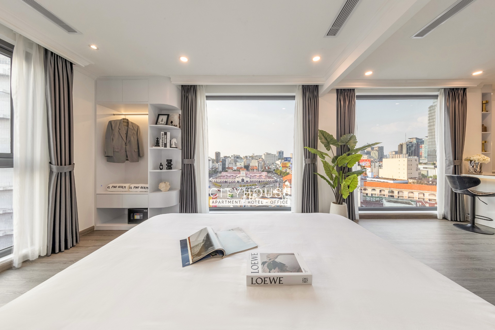 Tầm nhìn từ phòng Premium hướng về Chợ Bến Thành và Ga Metro