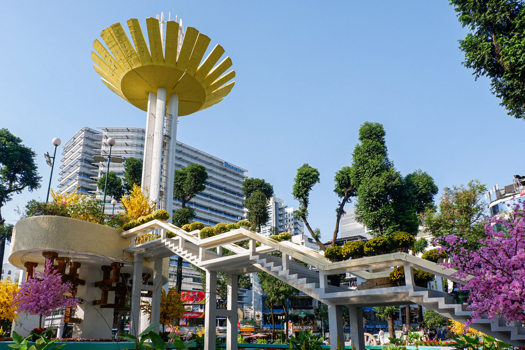 Hồ Con Rùa lấp lánh ánh đèn LED tương tác qua lăng kính CityHouse