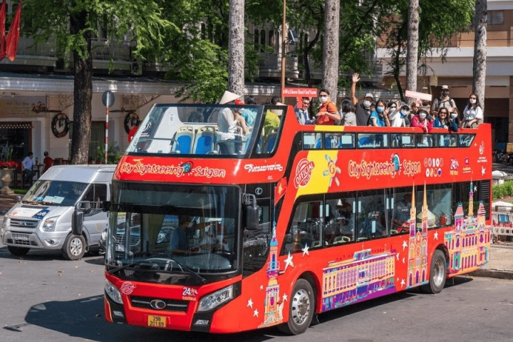 Nên Đi Xe Buýt 2 Tầng TP.HCM Ban Ngày Hay Buổi Tối?
